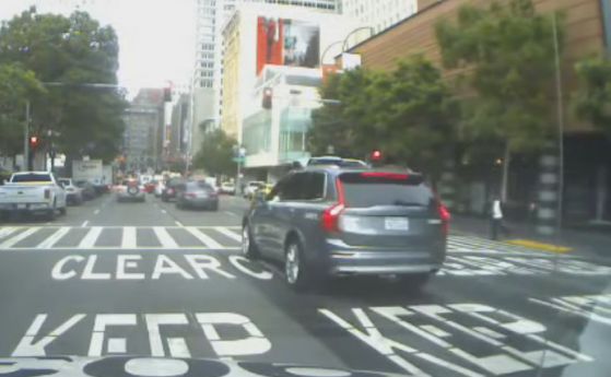 Автономните коли на Uber често минавали на червено