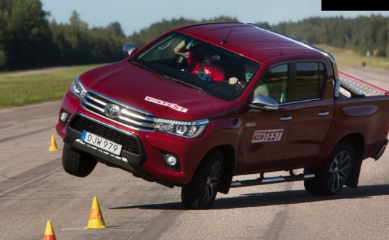 Toyota фиксира Hilux заради провала на Лосовия тест