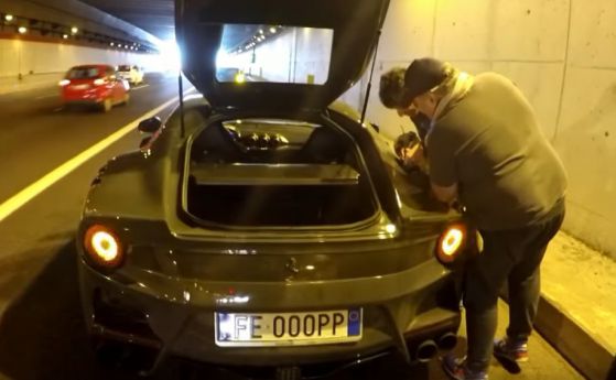 Резил: Да ти свърши бензинът като караш Ferrari F12tdf (видео)