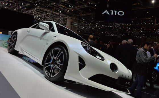 Женева: Възроденият Alpine A110 - много коне, малко килограми (видео)