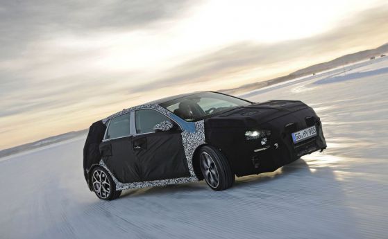 Тиери Нювил тества Hyundai i30 N на сняг и лед (видео)