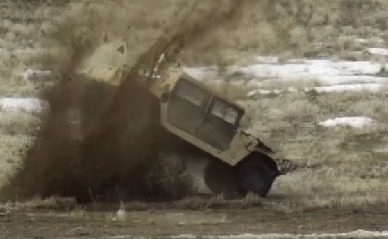Щурмови самолет направи Humvee на пух и прах (видео)