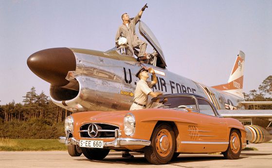 Иконата Mercedes-Benz 300SL Roadster стана на 60 години