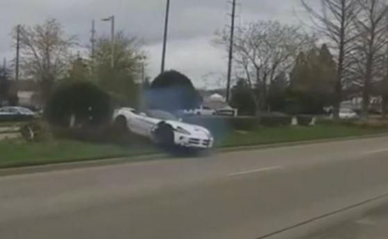 Самохвалко размаза Dodge Viper ACR в дървета  