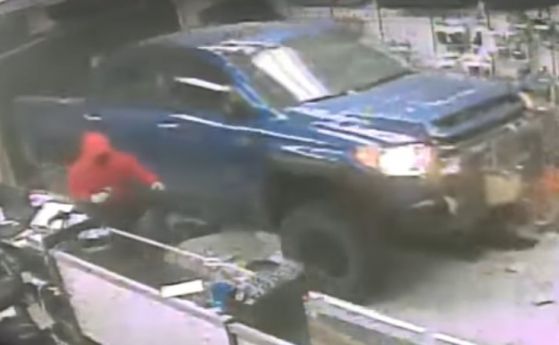 Крадци използваха Toyota Tundra като таран (видео)