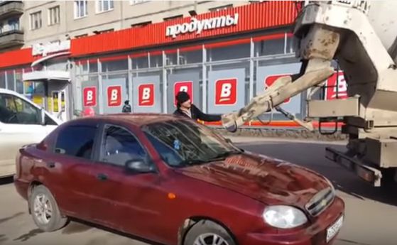 Гневен руснак бетонира колата на жена си (видео)
