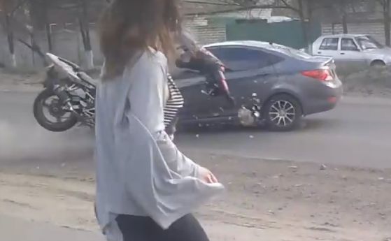 Крайпътна танцьорка едва не уби моторист (видео)