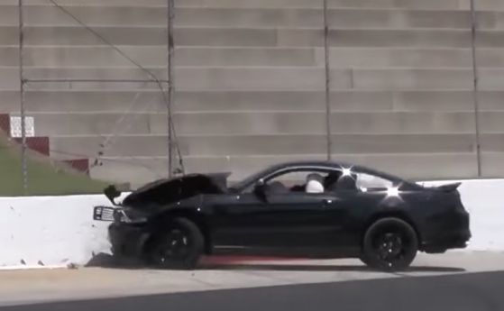 От зловещ Mustang до скрап за няколко секунди (видео)