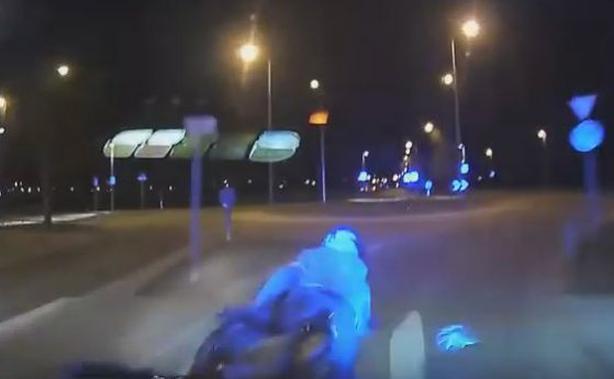 Естонската полиция сложи край на гонка като блъсна моторист (видео)