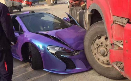 Грозна гледка: McLaren 650S Spider се набута под камион в Китай