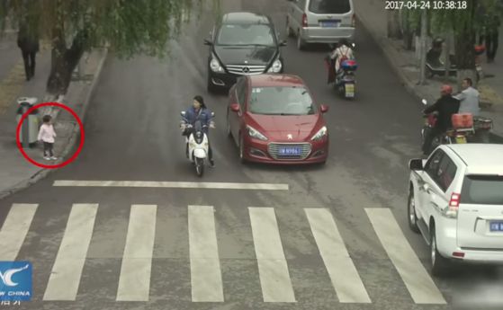 Дете оцеля по чудо под два джипа в Китай (видео)