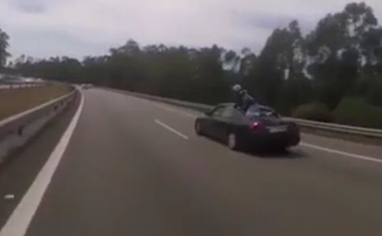 Моторист с тонове късмет се блъсна в кола и се приземи върху нея (видео) 