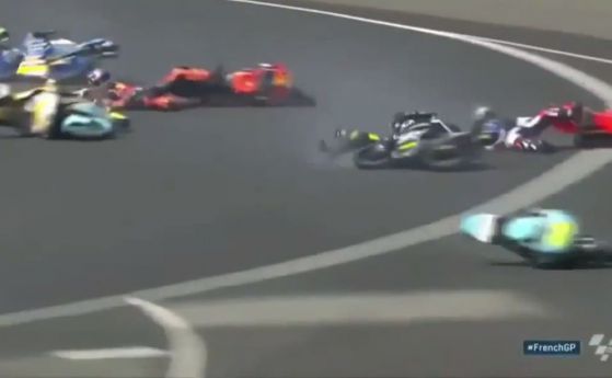 Това ли е най-масовото падане в историята на Moto GP? (видео)