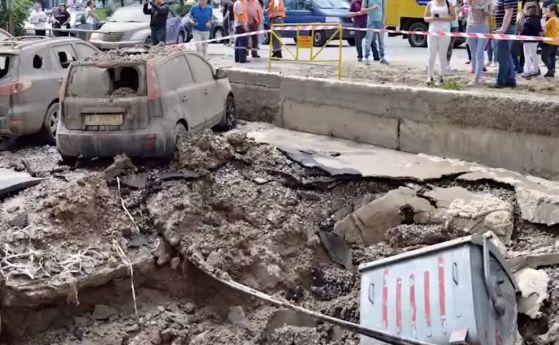 Гръмнал водопровод в Украйна отнесе няколко автомобила (видео)