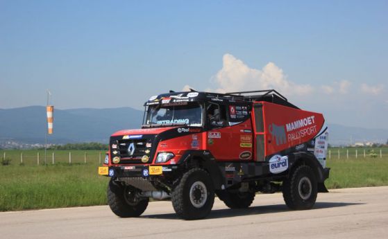 Дакарският камион Renault Sherpa MKR разцепи летище Лесново (галерия и видео)