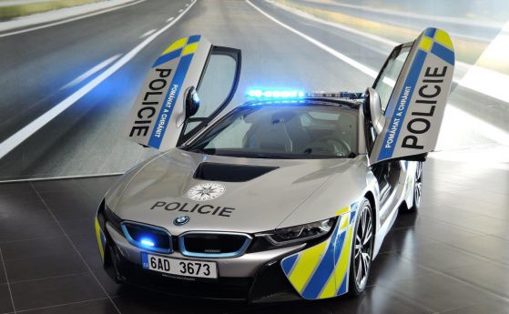 Чешката полиция разби патрулка BMW i8 