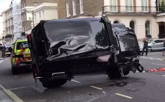 Prius торпилира Brabus G500 4x4² и го попиля (галерия и видео)