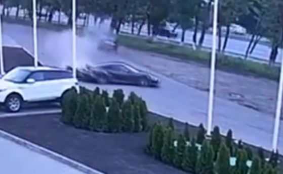 Механик тотализира Porsche 911 (видео)