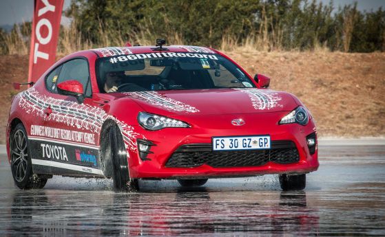Toyota GT86 с нов рекорд на Гинес за най-дълъг дрифт (видео)
