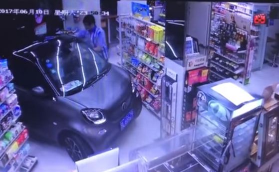 Китаец пазарува с колата си в магазина (видео)