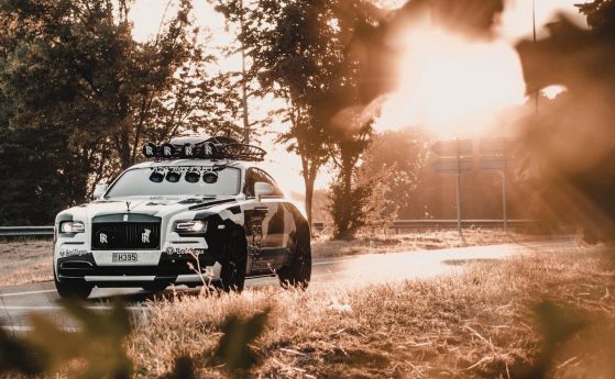 Шведски скиор подкара Rolls-Royce Wraith с 810 коня и реактивен сърф на покрива (видео)
