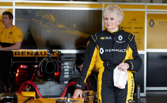Луда баба на 79 години подкара болид на Renault (видео)