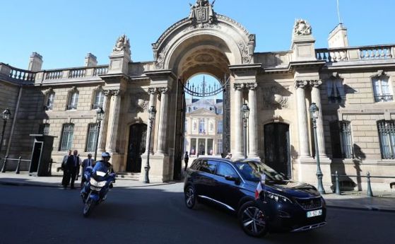 Макрон води парада за празника на Франция с джип Peugeot 5008