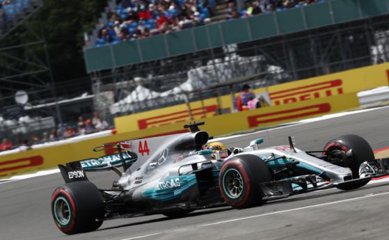 F1: Хамилтън повежда кервана на Силвърстоун