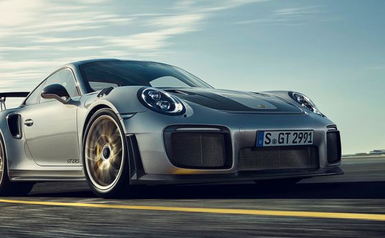 Марк Уебър срещу Валтер Рьорл с новото Porsche 911 GT2 RS (видео)
