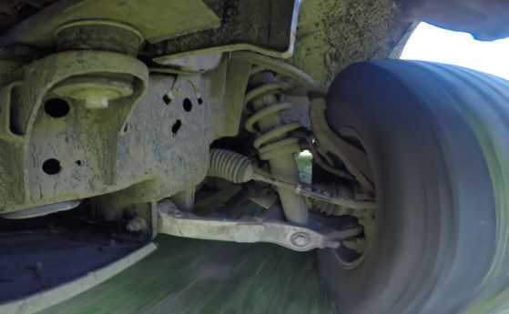 Ето как изглежда 35-стантиметровият ход на окачването на Ford F-150 Raptor (видео)