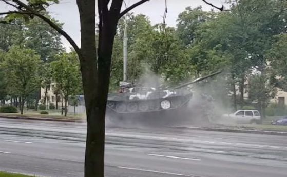 Бързащ танк катастрофира в стълб на път за парад (видео)
