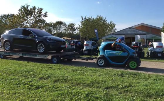 Renault Twizy тегли Tesla Model X на ремарке (видео)