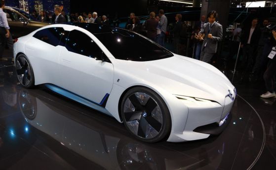 BMW догонва електрическата конкуренция с i Vision Dynamics (видео)