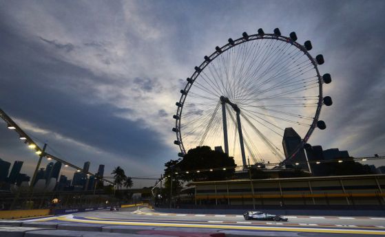 F1: Хамилтън с изненадваща победа в Сингапур