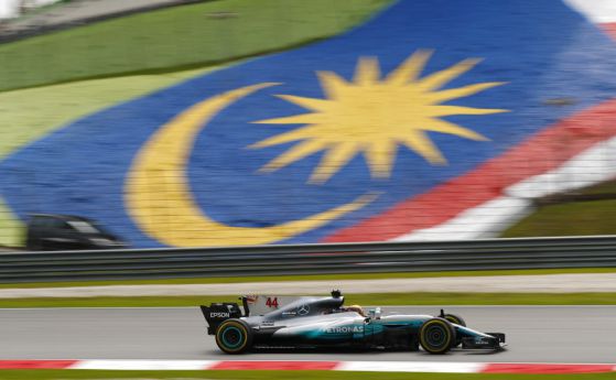 F1: Перфектен Хамилтън потегля първи на Сепанг