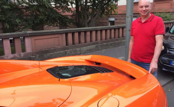 Магаре нахрупа McLaren 650S Spider, причини щети за 30 000 евро (видео)