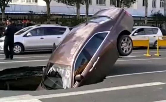 Китайските дупки с нов удар - погълнаха Rolls-Royce (видео) 