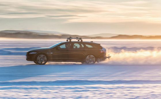 Jaguar XF Sportbrake със смразяващ рекорд за Гинес (видео)