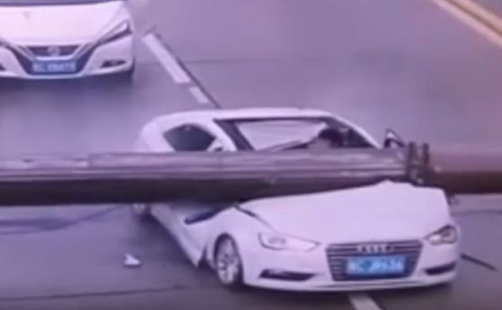 Кран размаза Audi на пюре, шофьорът оцеля (видео)
