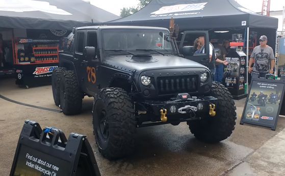 Loco Hauk е луд, шестколесен Jeep Wrangler на пара (видео)