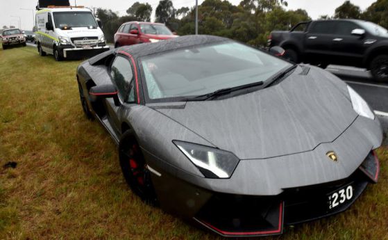 Паднал акумулатор заклещи шофьор в Lamborghini Aventador