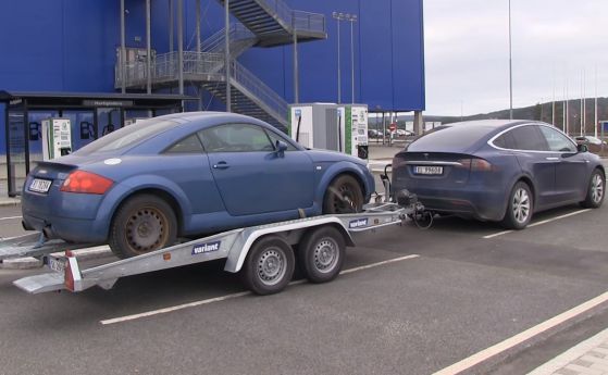 Audi ТТ ускорява по-бързо, теглена от Tesla, отколкото на колела (видео)