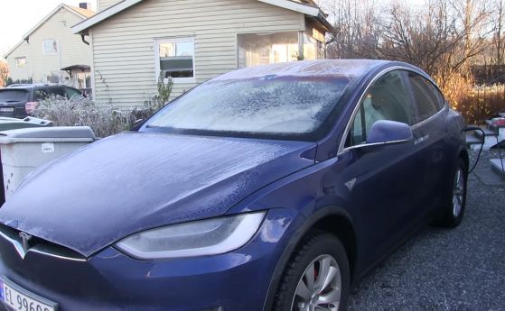 И Tesla Model X не търпи студено време (видео)