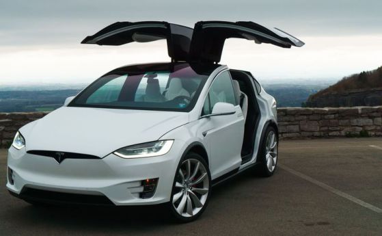 От Mercedes наеха Tesla Model X и я почупиха