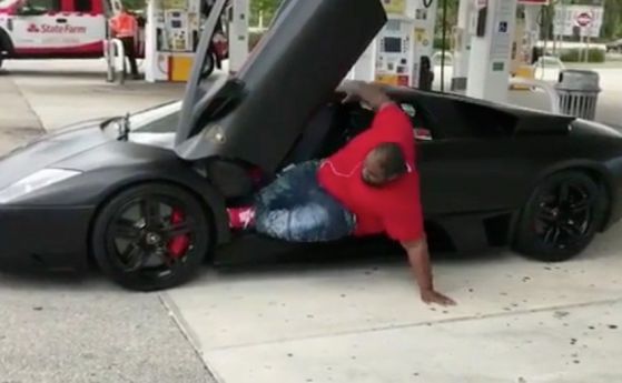 Ето защо Lamborghini Murcielago не е за, хм, големи хора (видео)