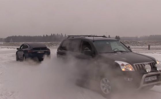 Tesla Model X и Toyota Land Cruiser от двете страни на въжето - кой печели? (видео)
