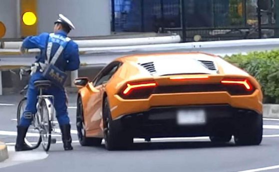 Полицай с колело подгони и арестува Lamborghini Huracan (видео)