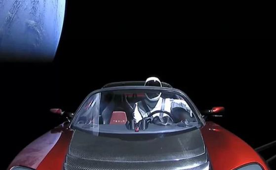 Космическият Tesla Roadster стана сателит