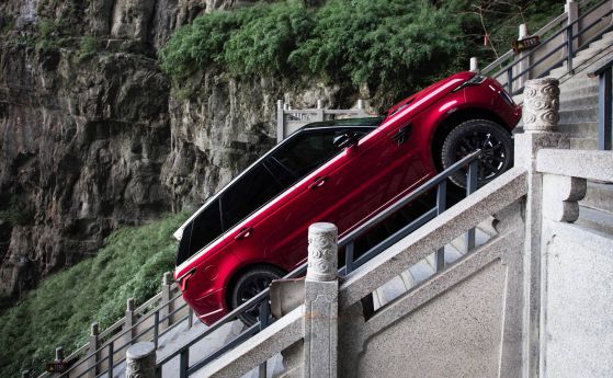 Хибридният Range Rover Sport с шеметно изкачване до „Вратата към Рая” (видео)