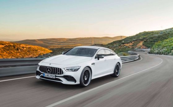 Mercedes-AMG GT4 Coupe ще бори Porsche Panamera
